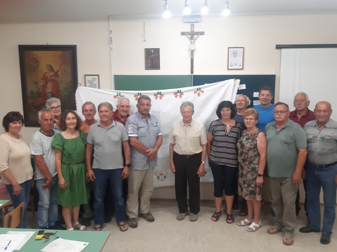 Ob jubileju 50 let duhovništva domačega župnika Iva Holobarja, so župljanke društva Cvetje v jeseni, izvezle župniku v dar oltarni prt.